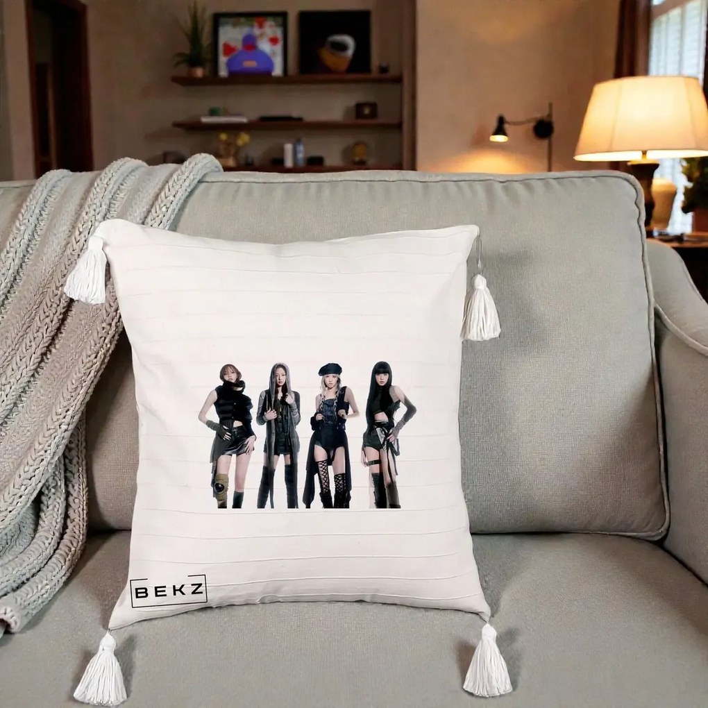Perna Personalizata K-pop BLACKPINK Tinute Negre Elegante Grup, 40x40 cm, Bej cu Franjuri, Husa Detasabila, Perna Inclusa, BEKZ®