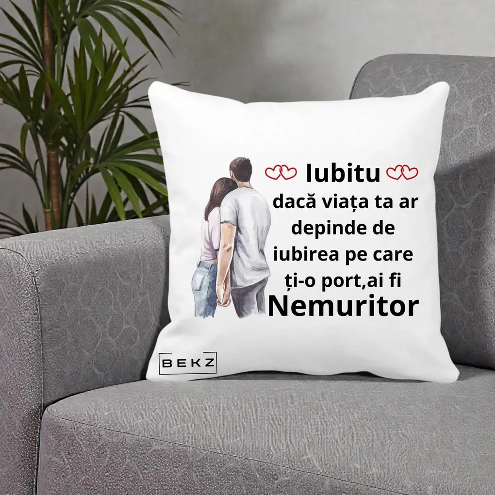 Cadou pentru Iubita - Perna Personalizata Iubitu Nemuritor cu Cuplu Acuarela si Inimi Rosii, 40x40 cm, Alba Mata, Husa Detasabila, Perna Inclusa, BEKZ®