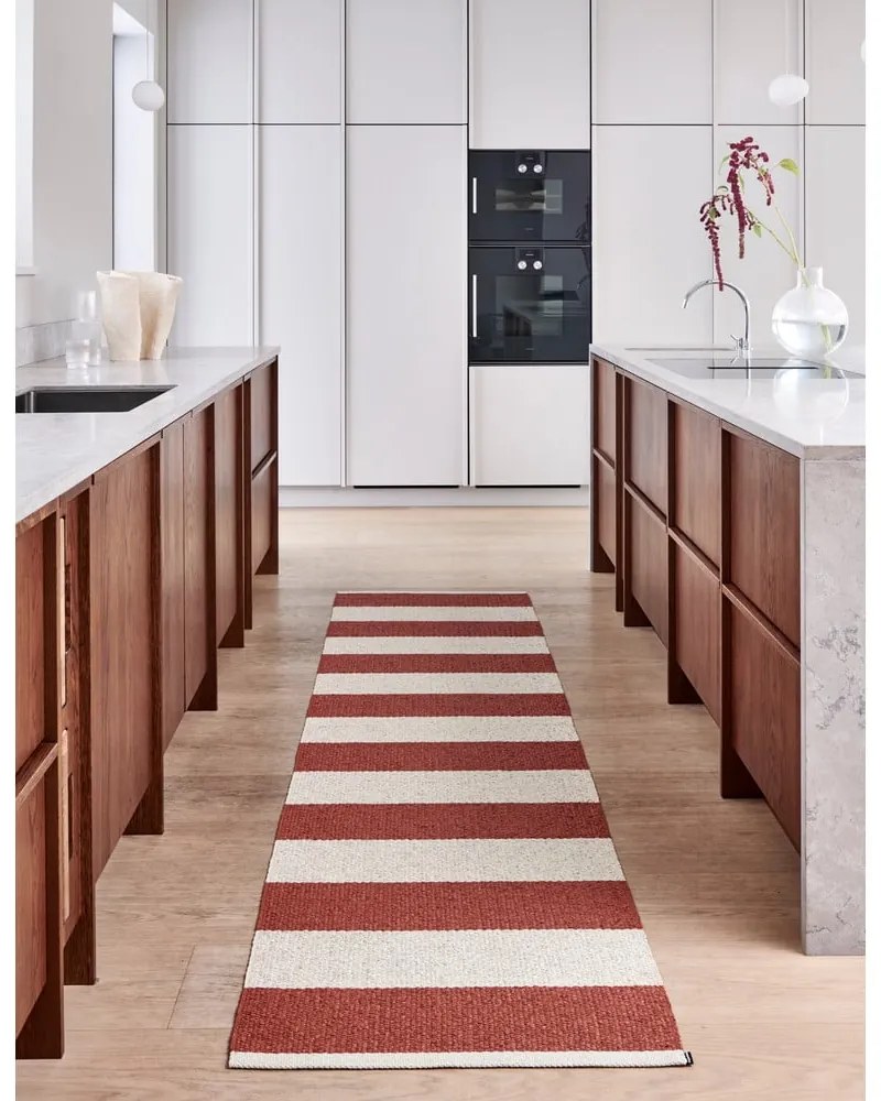 Covor tip traversă pentru interior și exterior cărămiziu/crem 70x300 cm Bob Brick – Pappelina