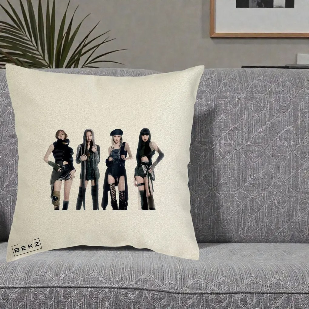 Perna Personalizata K-pop BLACKPINK Tinute Negre Elegante Grup, 40x40 cm, Ecru, Husa Detasabila, Perna Inclusa, BEKZ®