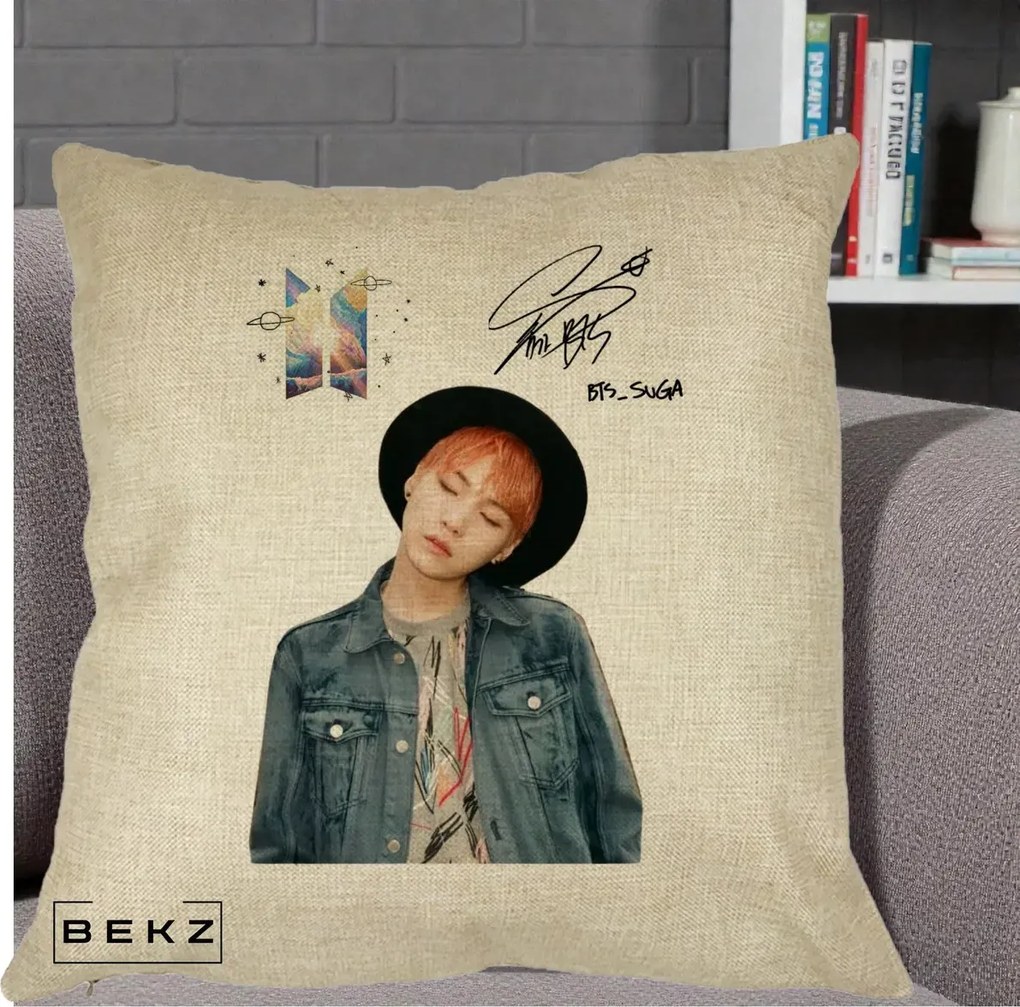 Perna Personalizata K-pop BTS Suga par Portocaliu Palarie Autograf, 40x40 cm, Crem, Husa Detasabila, Perna Inclusa, BEKZ®