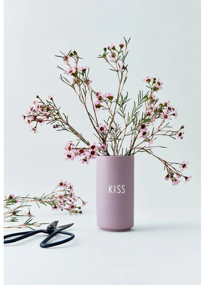 Vază din porțelan Design Letters Kiss, înălțime 11 cm, violet