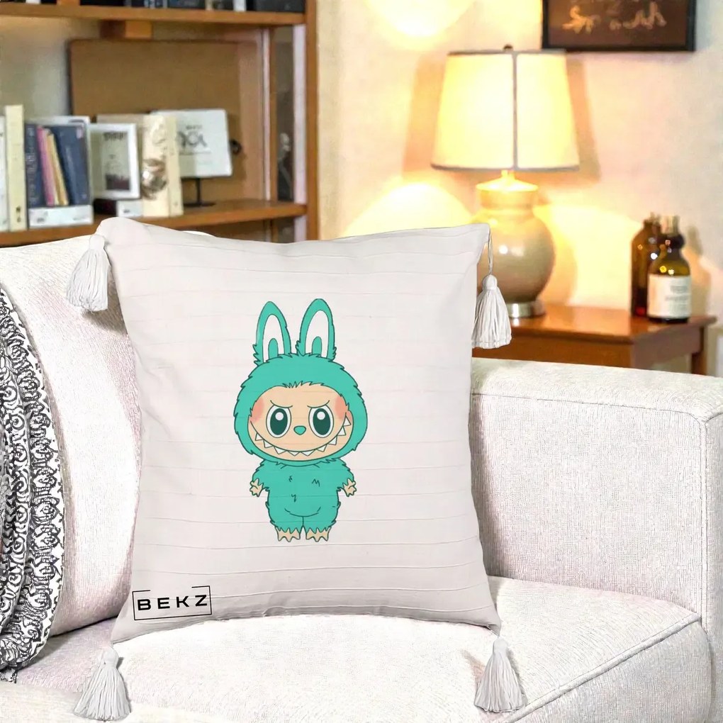 Perna Personalizata Labubu Turcoaz, 40x40 cm, Bej cu Franjuri, Husa Detasabila, Perna Inclusa, BEKZ®