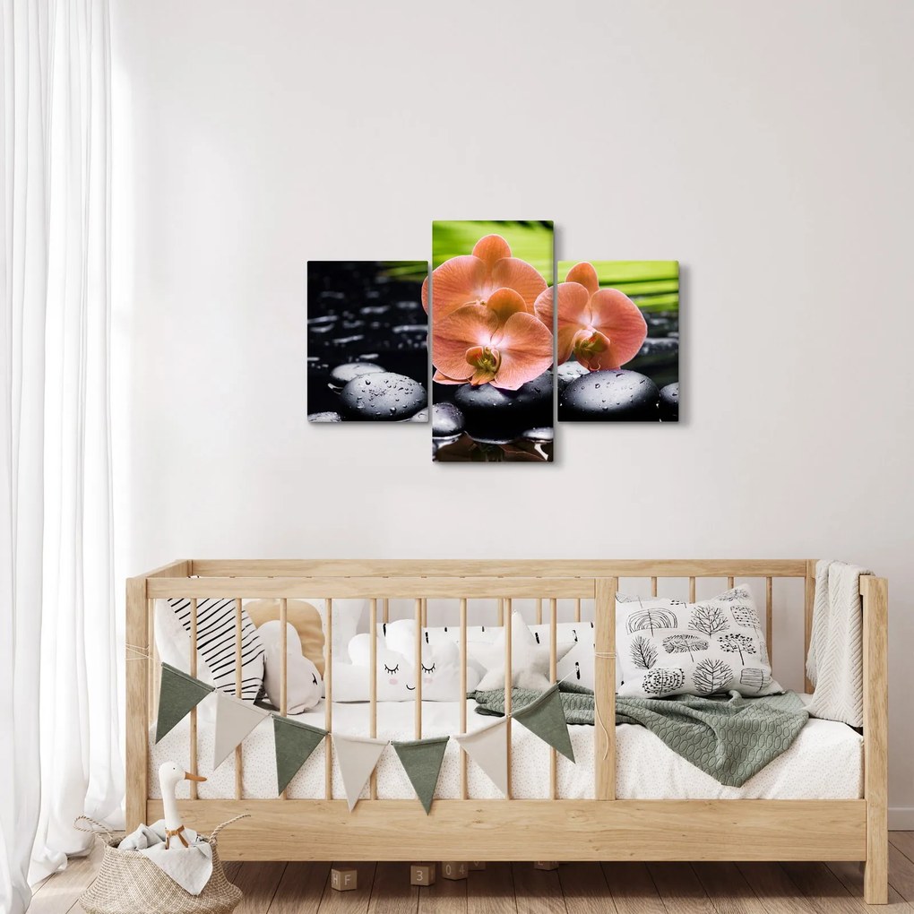 Tablou - Orhidee portocalie cu frunze de palmier (90x60 cm)