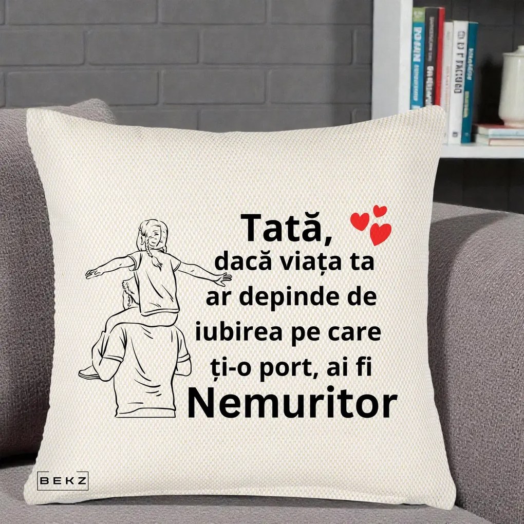 Cadou pentru Tata - Perna Personalizata Tata Supererou Nemuritor, 40x40 cm, Crem Reliefat, Husa Detasabila, Perna Inclusa, BEKZ®