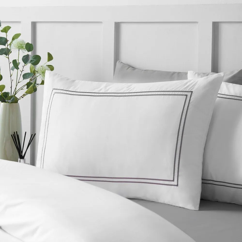 Lenjerie de pat albă din satin pentru pat de o persoană 135x200 cm So Soft Mono Satin Stitch – Catherine Lansfield