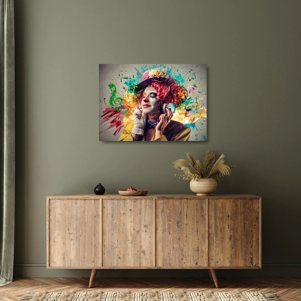 Tablou pe sticlă - Artista cu căști (70x50 cm)