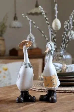 Set decorativ 2 gâște cu eșarfă și pălărie, stil festiv, alb multicolor, din polirasină, „Snowy Pair”