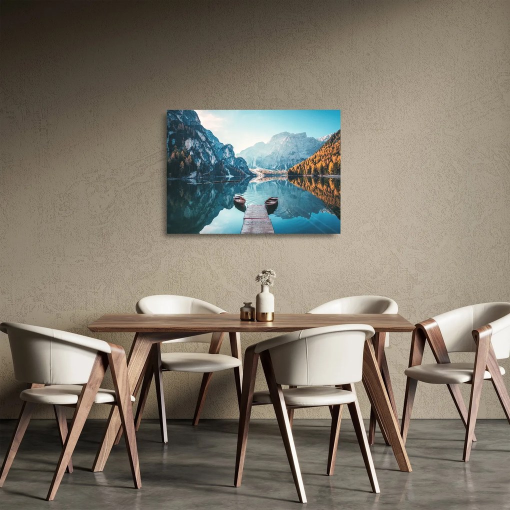Tablou pe sticlă - Bărci pe Lacul Braies (70x50 cm)