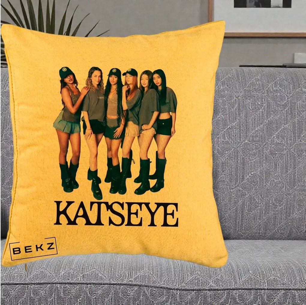 Perna Personalizata K-pop KATSEYE Grup Foto Tinute Gri, 40x40 cm, Galben, Husa Detasabila, Perna Inclusa, BEKZ®