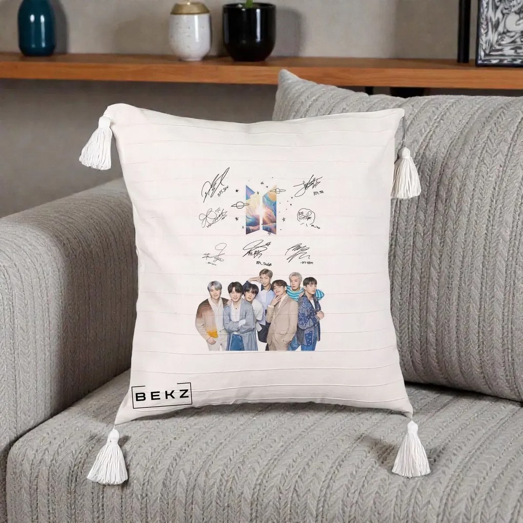 Perna Personalizata K-pop BTS Autografe Toti Membrii Fotografie, 40x40 cm, Bej cu Franjuri, Husa Detasabila, Perna Inclusa, BEKZ®