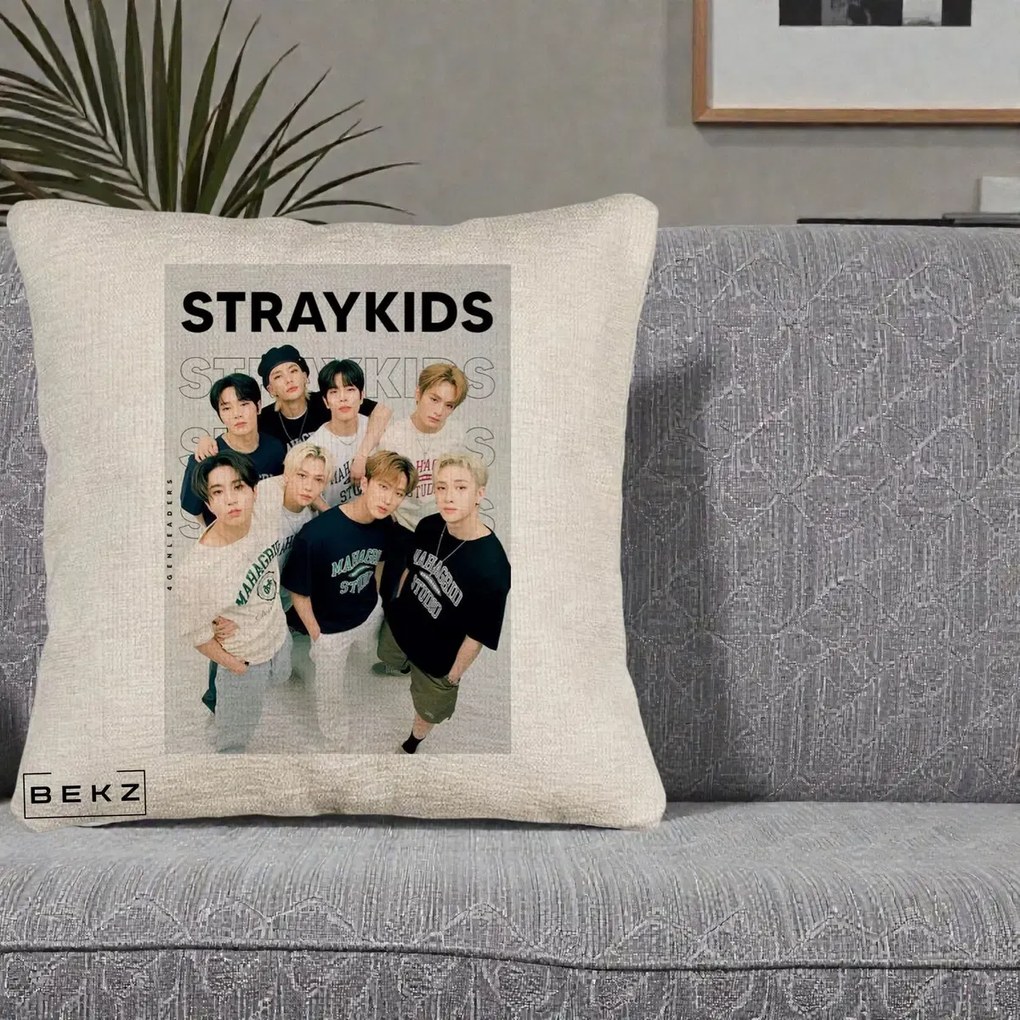 Perna Personalizata K-pop Stray Kids STRAYKIDS Alb-Negru cu Foto Grup, 40x40 cm, Bej Canapea, Husa Detasabila, Perna Inclusa, BEKZ®