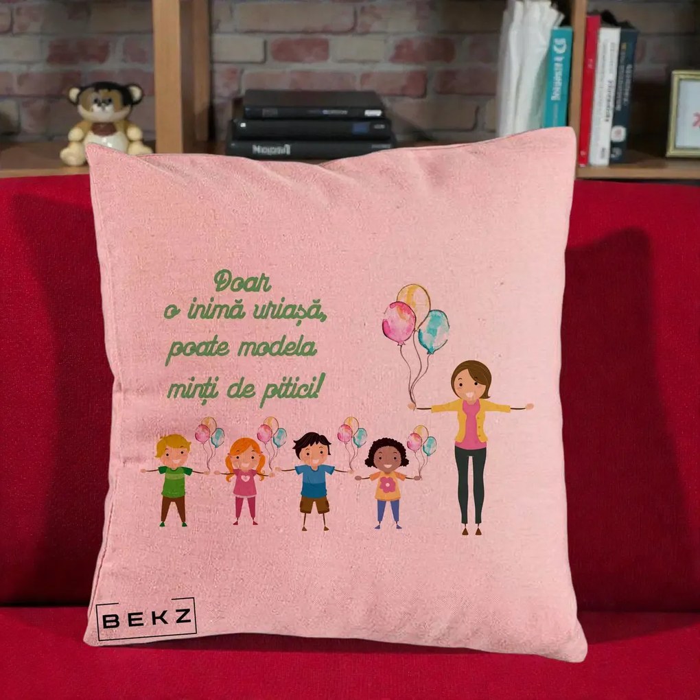 Cadou pentru Educatoare - Perna Personalizata Doar o Inima Uriasa poate Modela Minti de Pitici cu Educatoare si Baloane, 40x40 cm, Roz, Husa Detasabila, Perna Inclusa, BEKZ®