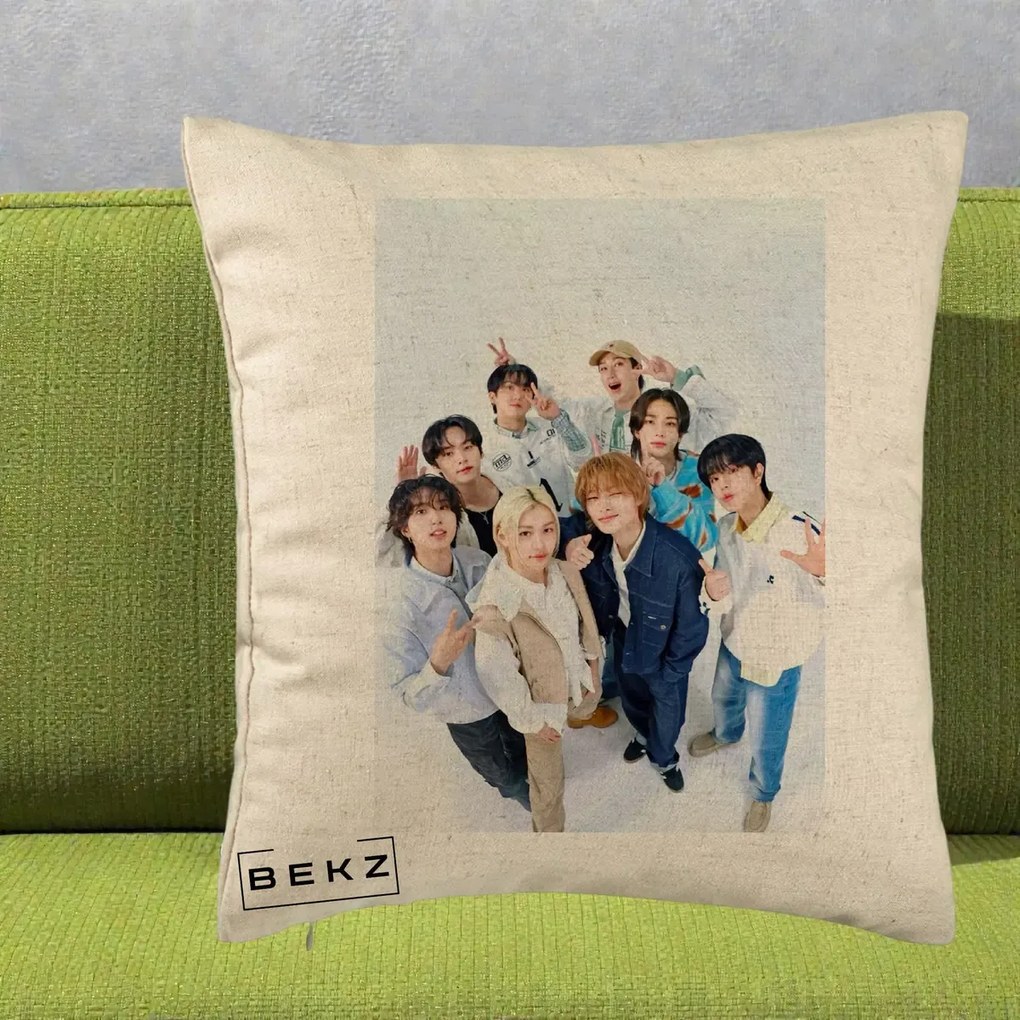 Perna Personalizata K-pop Stray Kids Foto Grup Alb cu 8 Membrii de Sus, 40x40 cm, Bej, Husa Detasabila, Perna Inclusa, BEKZ®