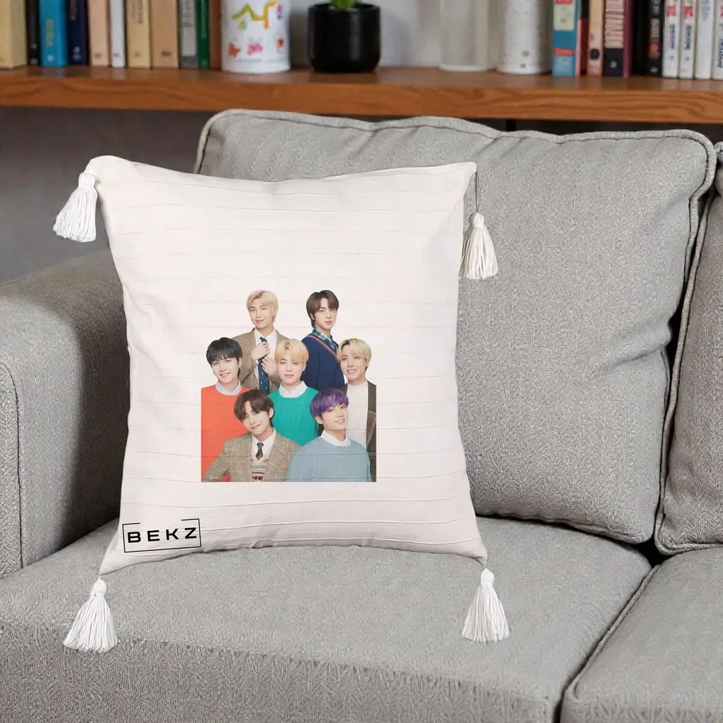 Perna Personalizata K-pop BTS Fotografie Grup Tinute Elegante, 40x40 cm, Bej cu Franjuri, Husa Detasabila, Perna Inclusa, BEKZ®