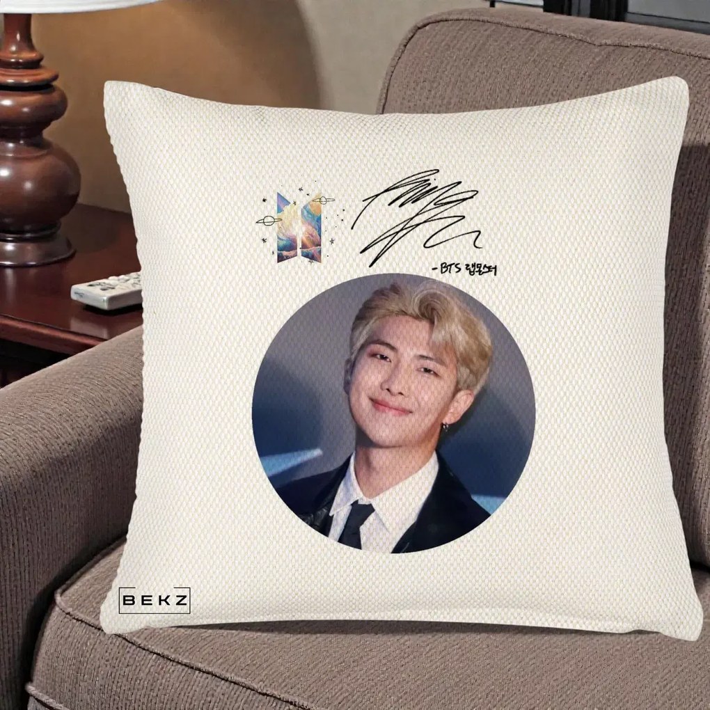 Perna Personalizata K-pop BTS RM Namjoon Portret Cerc cu Autograf, 40x40 cm, Crem Reliefat, Husa Detasabila, Perna Inclusa, BEKZ®