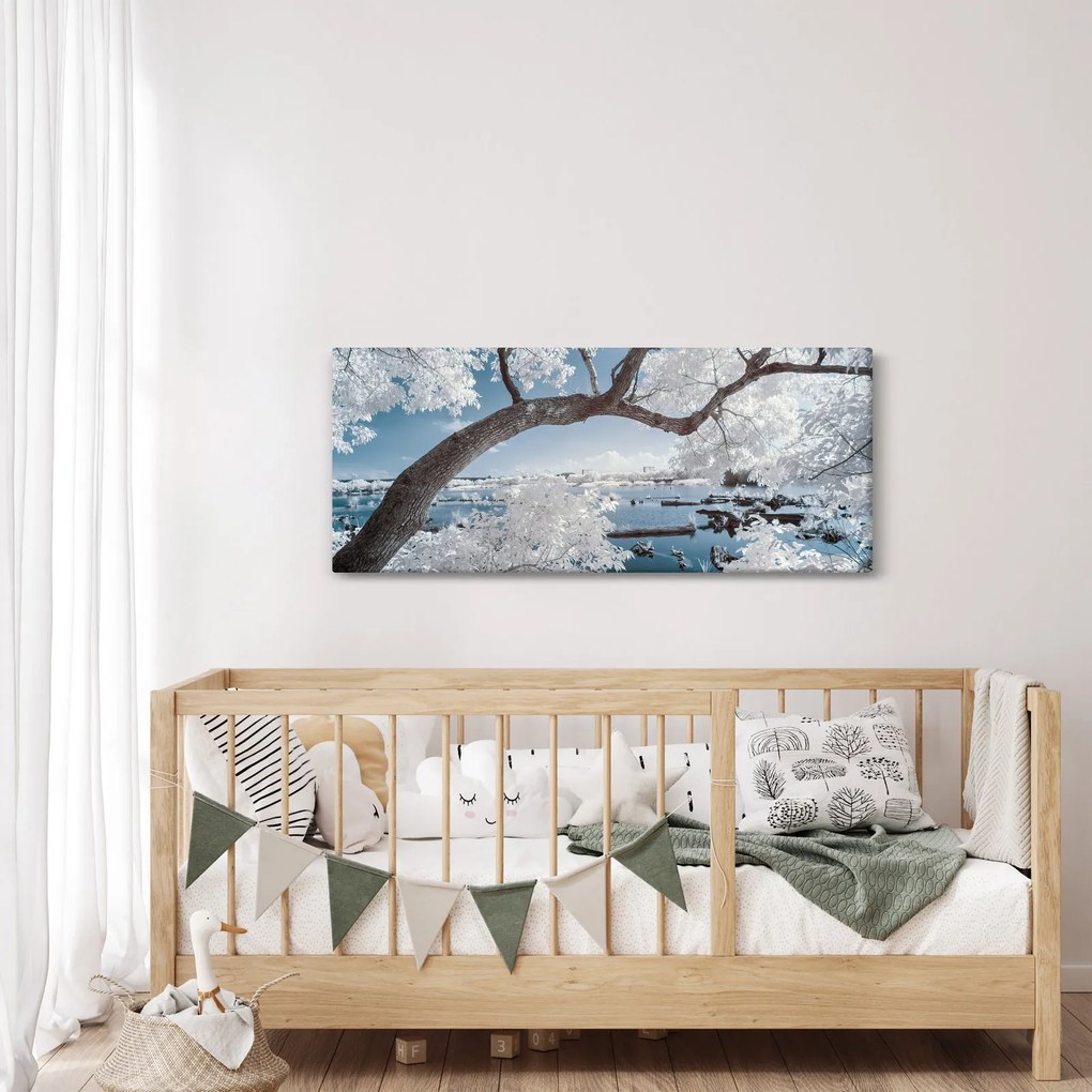 Tablou cu copac înzăpezit lângă apă (120x50 cm)