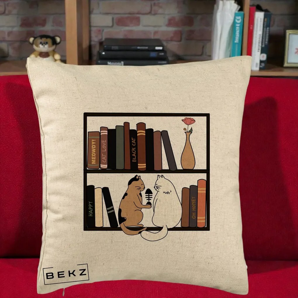 Perna Personalizata Pisici si Carti pe Raft, 40x40 cm, Bej, Husa Detasabila, Perna Inclusa, BEKZ®