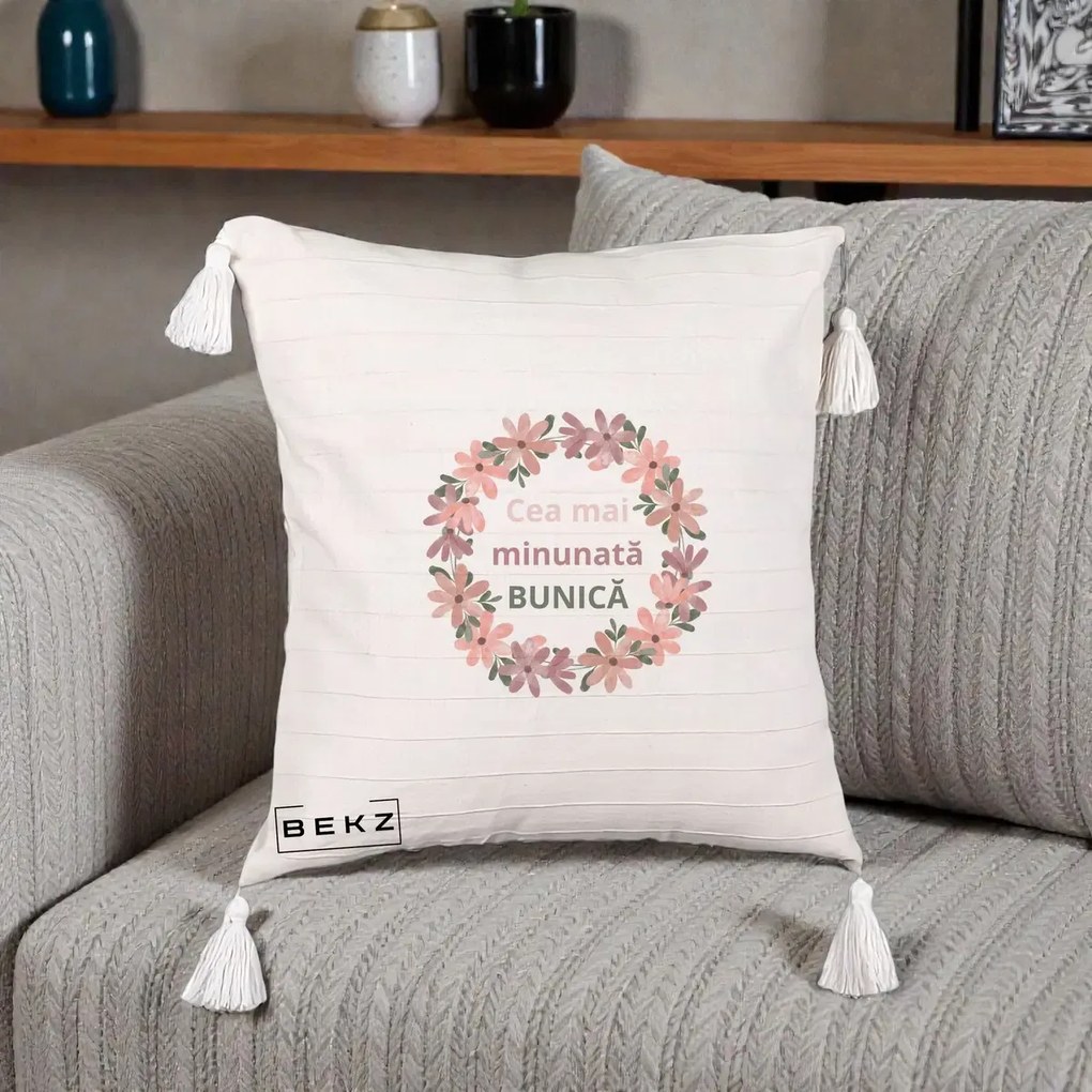 Cadou pentru Bunica - Perna Personalizata Cea Mai Minunata Bunica Coronita Flori Roz, 40x40 cm, Bej cu Franjuri, Husa Detasabila, Perna Inclusa, BEKZ®