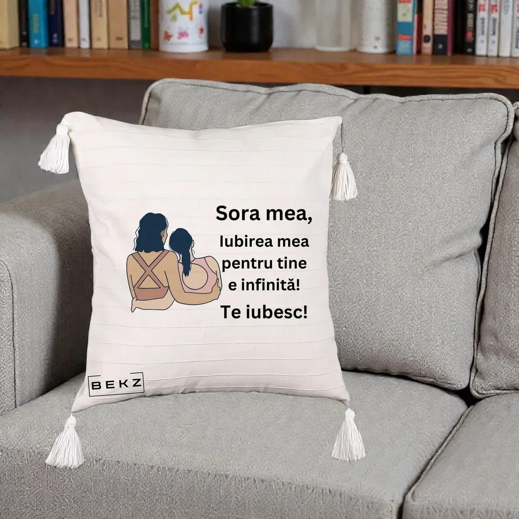 Cadou pentru Sora - Perna Personalizata Sora Mea Te Iubesc Doua Fete Fashioniste Line Art, 40x40 cm, Bej cu Franjuri, Husa Detasabila, Perna Inclusa, BEKZ®
