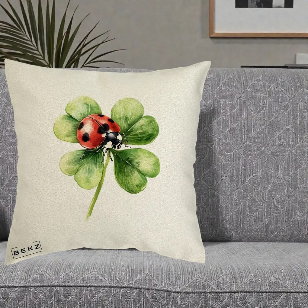 Perna Decorativa Buburuza Norocoasa pe Trifoi cu Patru Foi, 40x40 cm, Ecru, Husa Detasabila, Perna Inclusa, BEKZ®