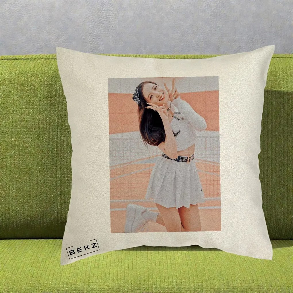 Perna Personalizata K-pop BLACKPINK Nayeon/Jisoo Tenis Alb, 40x40 cm, Ecru, Husa Detasabila, Perna Inclusa, BEKZ®