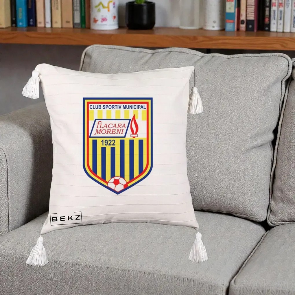 Perna Personalizata CSM Flacara Moreni 1922 Fotbal, 40x40 cm, Bej cu Franjuri, Husa Detasabila, Perna Inclusa, BEKZ®