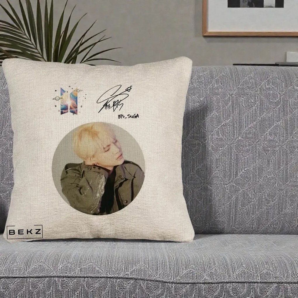 Perna Personalizata K-pop BTS Suga Portret cu Autograf, 40x40 cm, Bej Canapea, Husa Detasabila, Perna Inclusa, BEKZ®