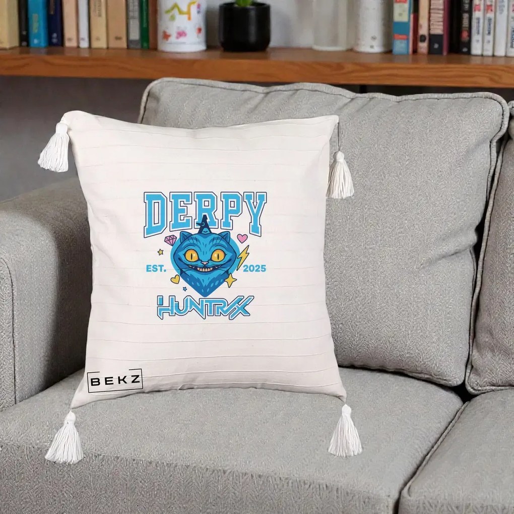 Perna Personalizata K-pop HUNTRX Derpy Pisica Albastra, 40x40 cm, Bej cu Franjuri, Husa Detasabila, Perna Inclusa, BEKZ®