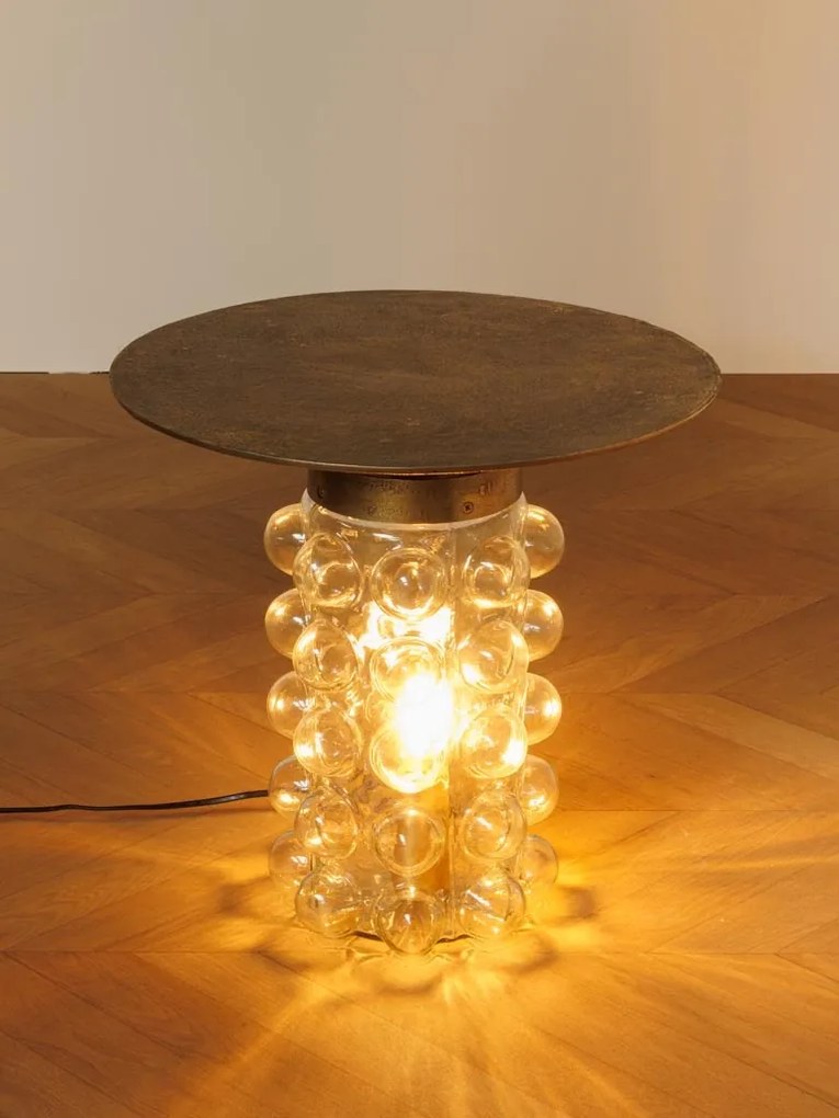 Măsuță laterală iluminată rotundă din metal și sticlă, auriu, cu bază din sticlă cu bule, finisaj antichizat, 45 x 45 cm, „Mirobola”