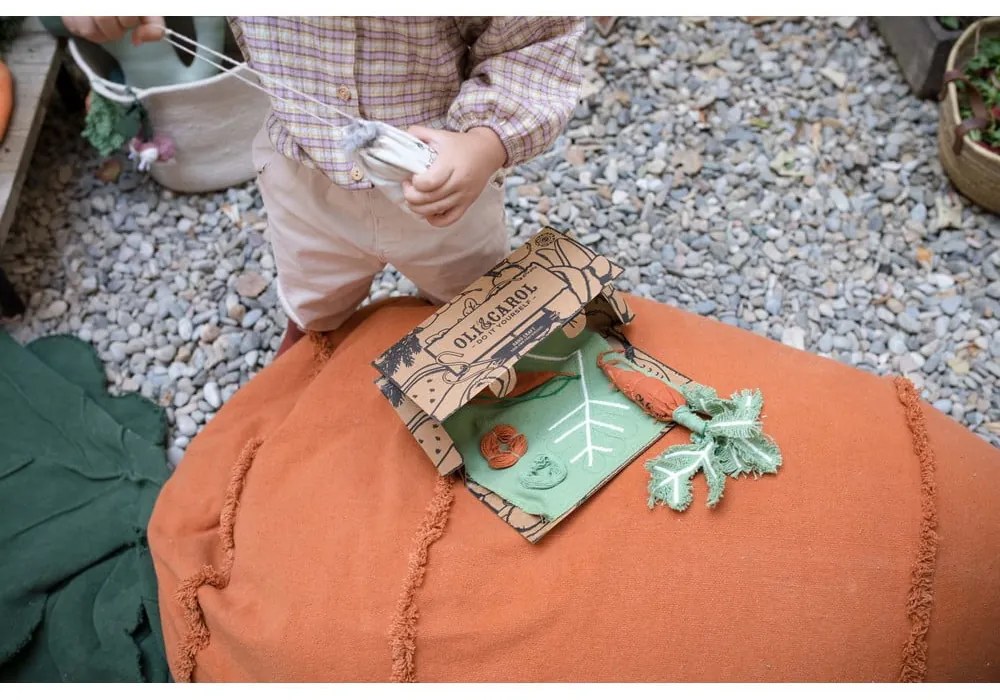 Fotoliu puf pentru copii verde/portocaliu Cathy the Carrot – Lorena Canals