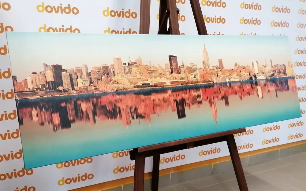 Tablou fascinantul New York reflectat în apă