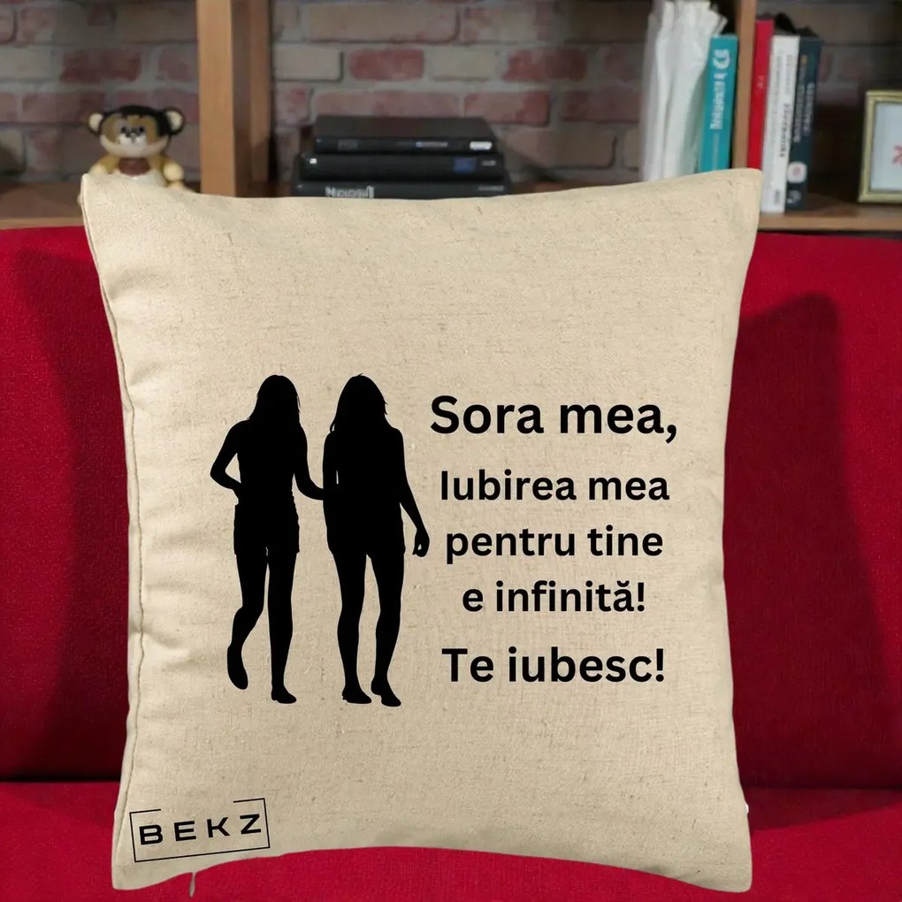 Cadou pentru Sora - Perna Personalizata Sora Mea Te Iubesc Siluete Negre Tinand Maini, 40x40 cm, Bej, Husa Detasabila, Perna Inclusa, BEKZ®
