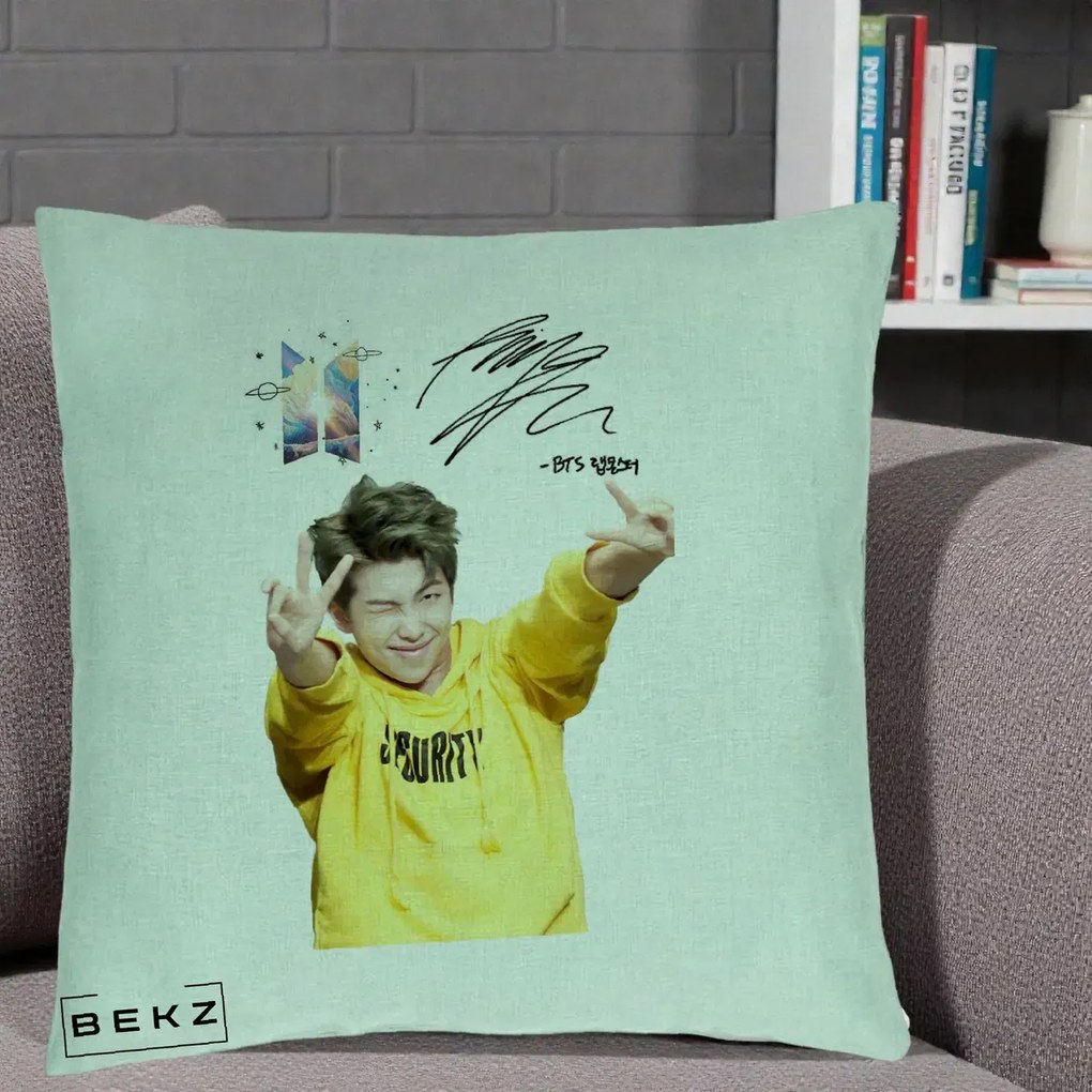 Perna Personalizata K-pop BTS RM Namjoon Hanorac Galben Autograf, 40x40 cm, Verde Menta, Husa Detasabila, Perna Inclusa, BEKZ®