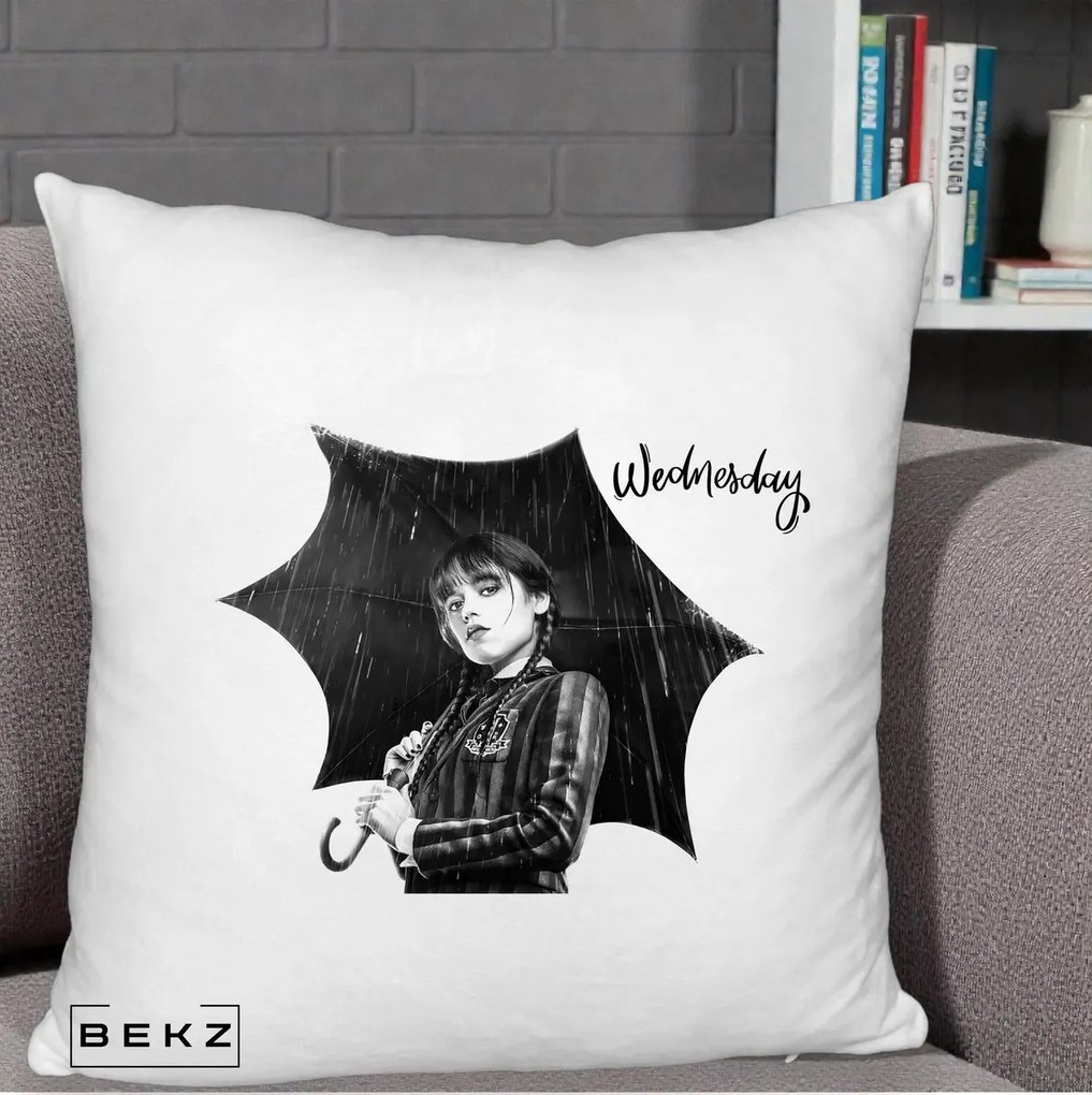 Perna Personalizata Wednesday Addams cu Umbrela Foto, 40x40 cm, Alb Pufos, Husa Detasabila, Perna Inclusa, BEKZ®