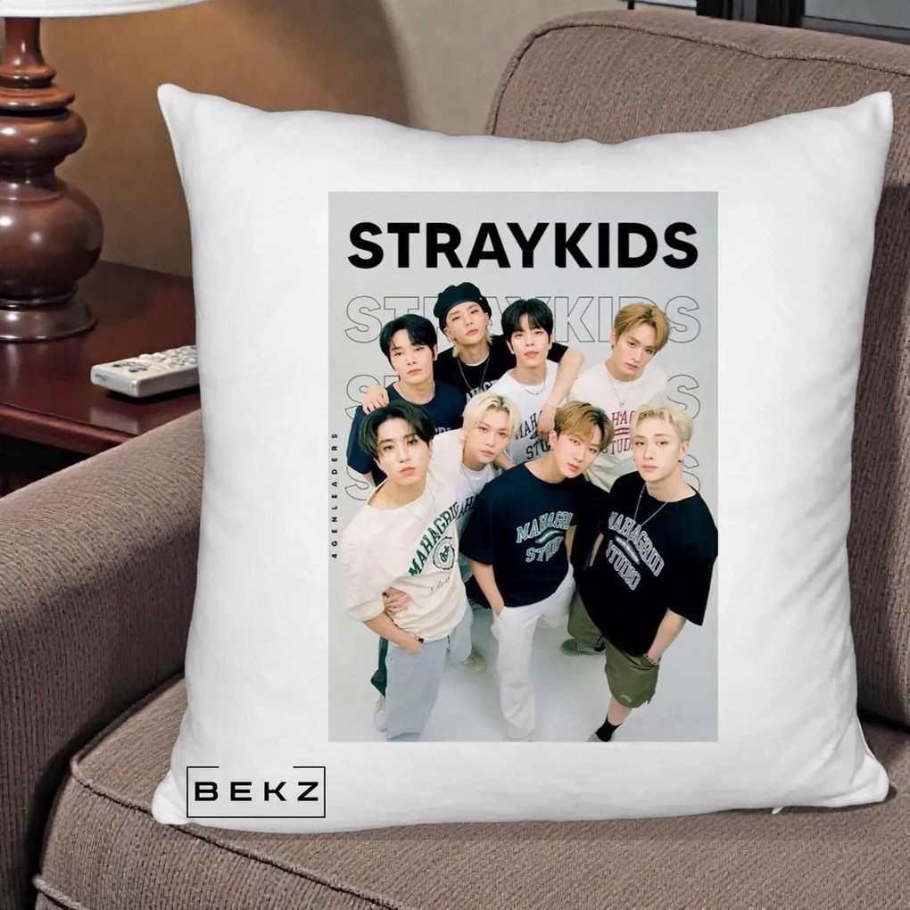 Perna Personalizata K-pop Stray Kids STRAYKIDS Alb-Negru cu Foto Grup, 40x40 cm, Alb Pufos, Husa Detasabila, Perna Inclusa, BEKZ®
