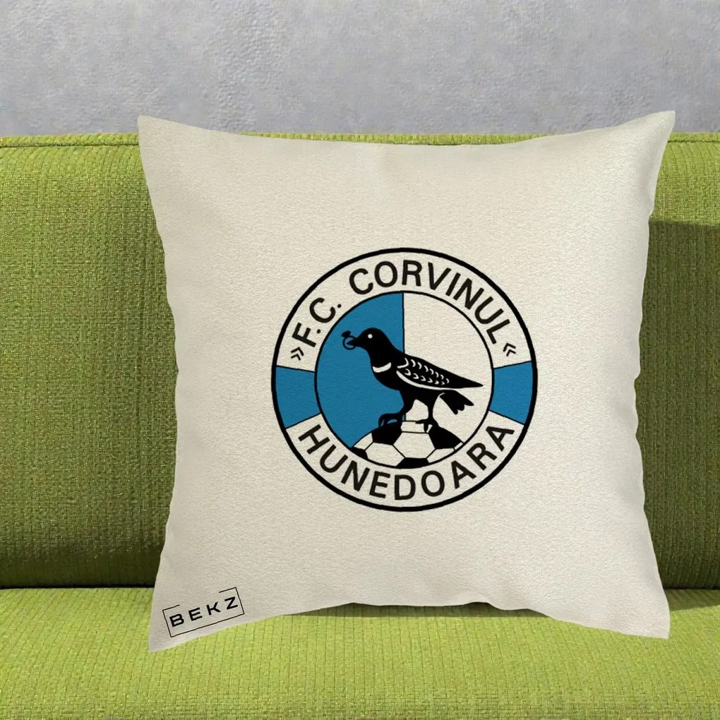Perna Personalizata FC Corvinul Hunedoara Fotbal, 40x40 cm, Ecru, Husa Detasabila, Perna Inclusa, BEKZ®