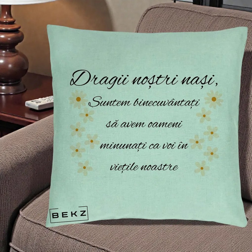 Cadou pentru Nasi - Perna Personalizata Dragii Nostri Nasi Suntem Binecuvantati cu Floricele, 40x40 cm, Verde Menta, Husa Detasabila, Perna Inclusa, BEKZ®