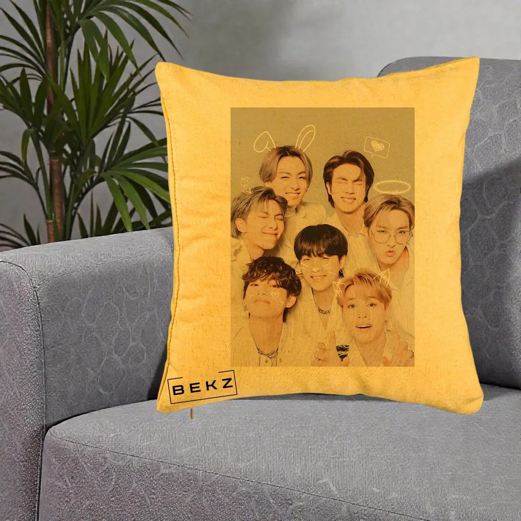 Perna Personalizata K-pop BTS Foto Grup Cute cu Animatii si 7 Membrii, 40x40 cm, Galben, Husa Detasabila, Perna Inclusa, BEKZ®