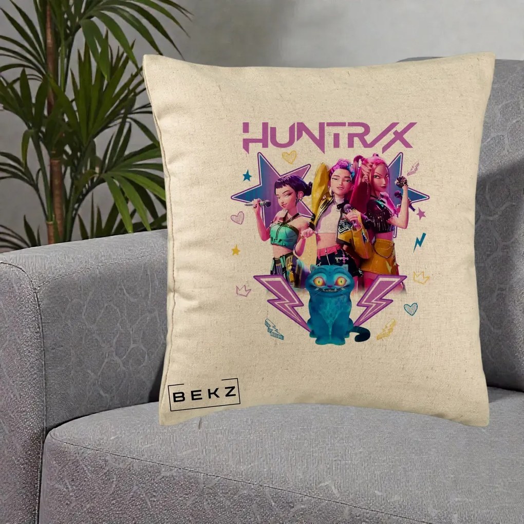 Perna Personalizata K-pop HUNTRX Trio 3D cu Pisica Fulgere, 40x40 cm, Bej, Husa Detasabila, Perna Inclusa, BEKZ®