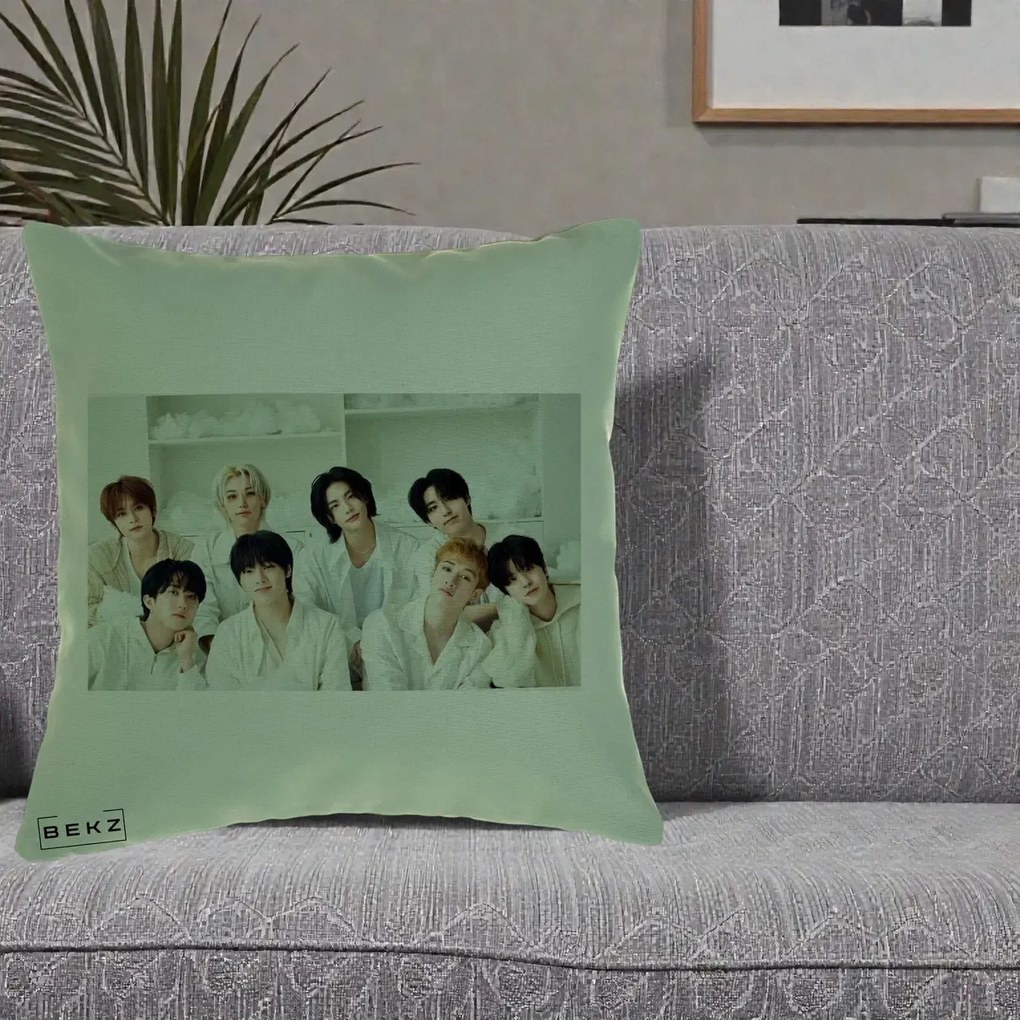 Perna Personalizata K-pop Stray Kids Foto Grup All-White Landscape, 40x40 cm, Verde, Husa Detasabila, Perna Inclusa, BEKZ®