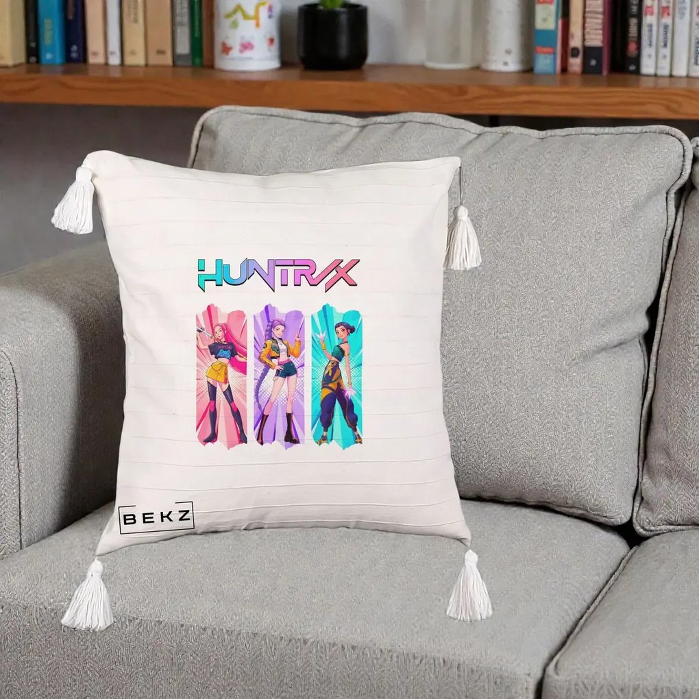 Perna Personalizata K-pop HUNTRX Trio cu Pisica in Benzi, 40x40 cm, Bej cu Franjuri, Husa Detasabila, Perna Inclusa, BEKZ®