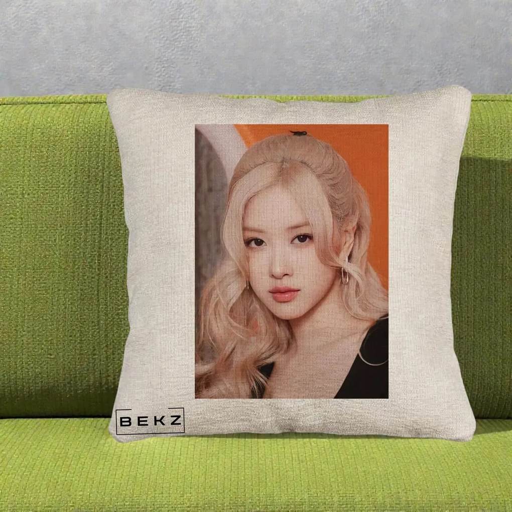 Perna Personalizata K-pop BLACKPINK cu Funda Rosie, 40x40 cm, Bej Canapea, Husa Detasabila, Perna Inclusa, BEKZ®