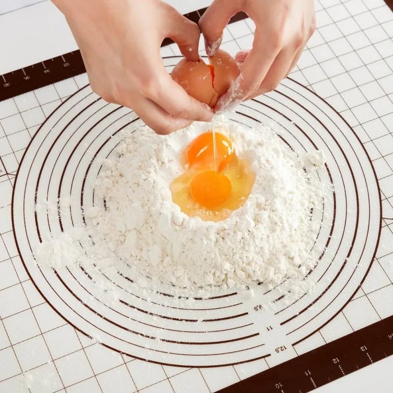 Plansa pentru aluat Lekue 1009484, 60x40 cm, Scala de masurare, Silicon, -20/+220°C, Alb/Maro