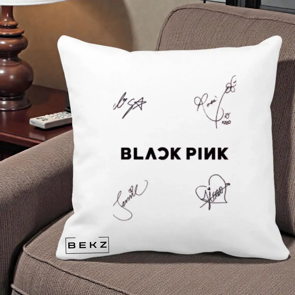 Perna Personalizata K-pop BLACKPINK Tinute Negre Grup Simplu, 40x40 cm, Alba Mata, Husa Detasabila, Perna Inclusa, BEKZ®