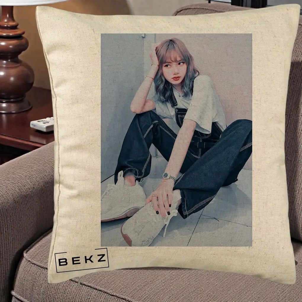 Perna Personalizata K-pop BLACKPINK Lisa, 40x40 cm, Bej, Husa Detasabila, Perna Inclusa, BEKZ®