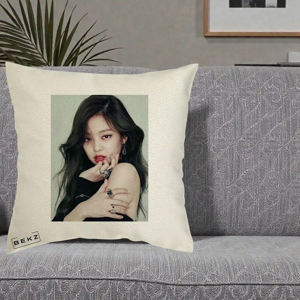 Perna Personalizata K-pop BLACKPINK Jennie Editorial Negru cu Inele, 40x40 cm, Ecru, Husa Detasabila, Perna Inclusa, BEKZ®