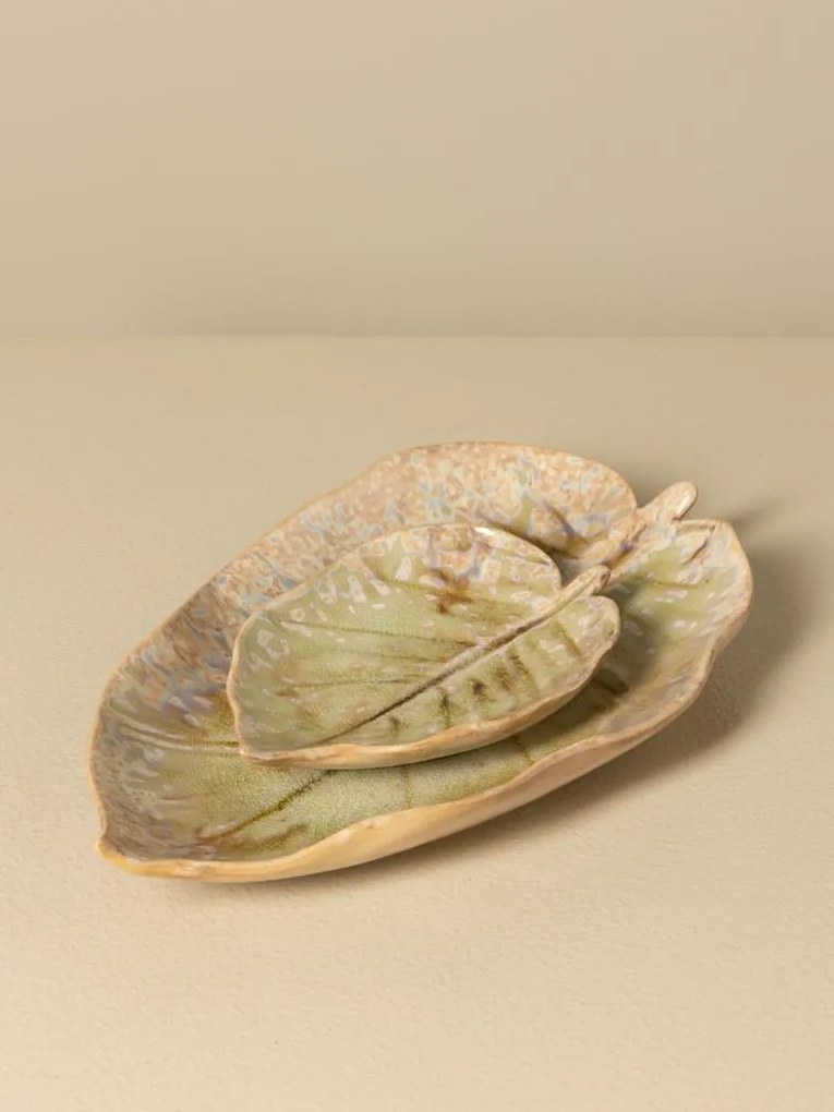 Set 2 farfurii decorative din ceramică artizanală natur și verde, formă de frunză, 2 × 27 × 17 cm, „Nuance"