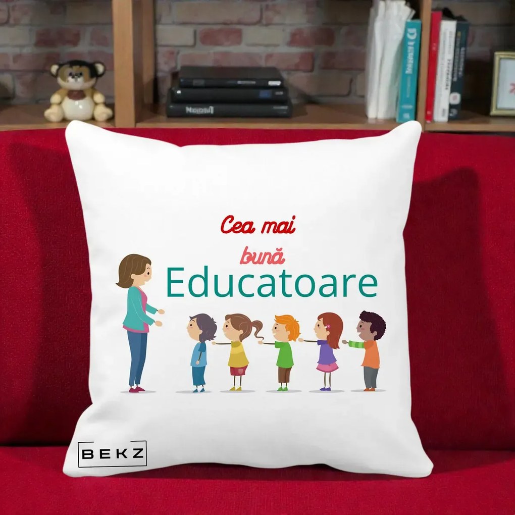 Cadou pentru Educatoare - Perna Personalizata Cea mai Buna Educatoare cu Ilustratie Copii si Educatoare, 40x40 cm, Alba Mata, Husa Detasabila, Perna Inclusa, BEKZ®