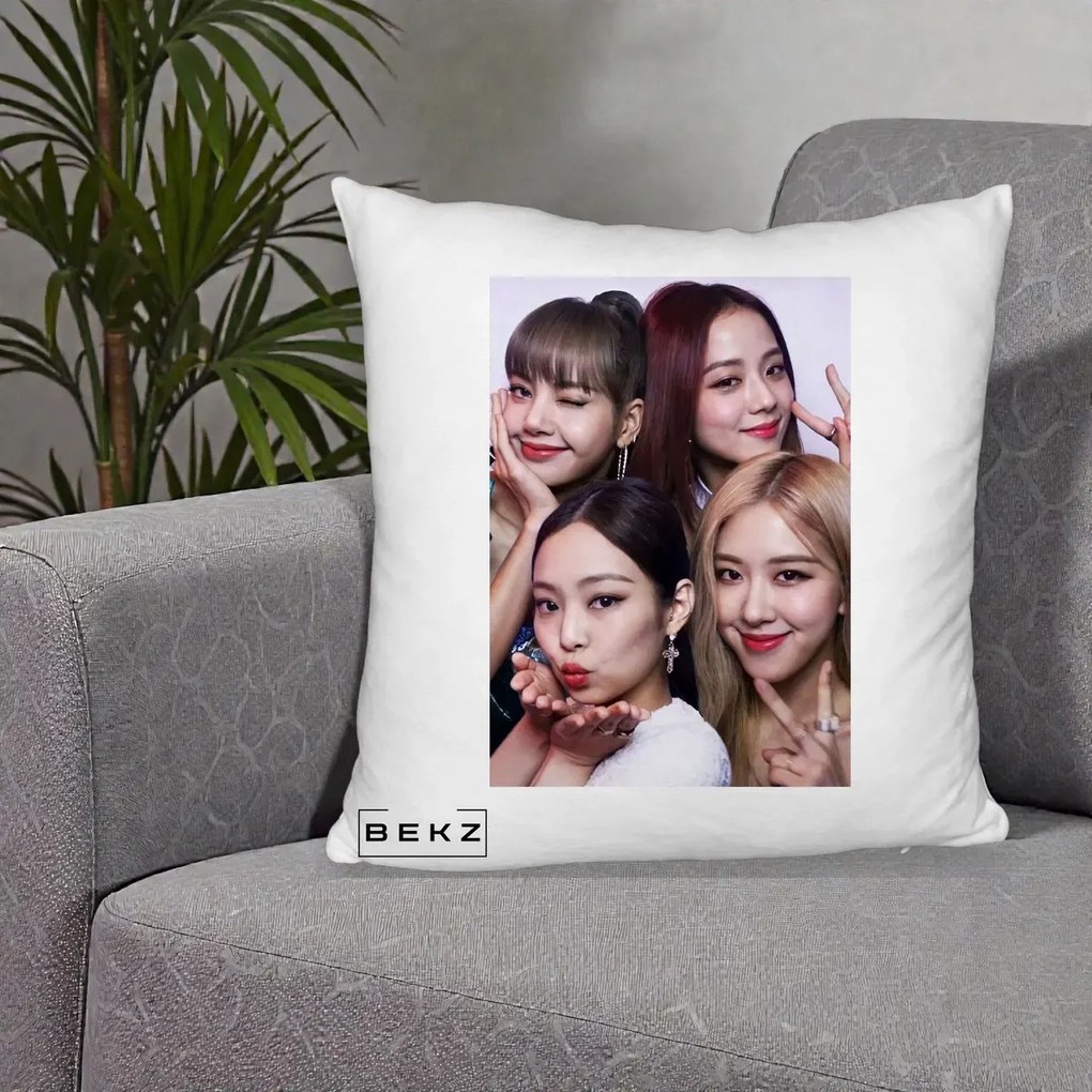 Perna Personalizata K-pop BLACKPINK Foto Grup Selfie 4 Membre, 40x40 cm, Alb Pufos, Husa Detasabila, Perna Inclusa, BEKZ®